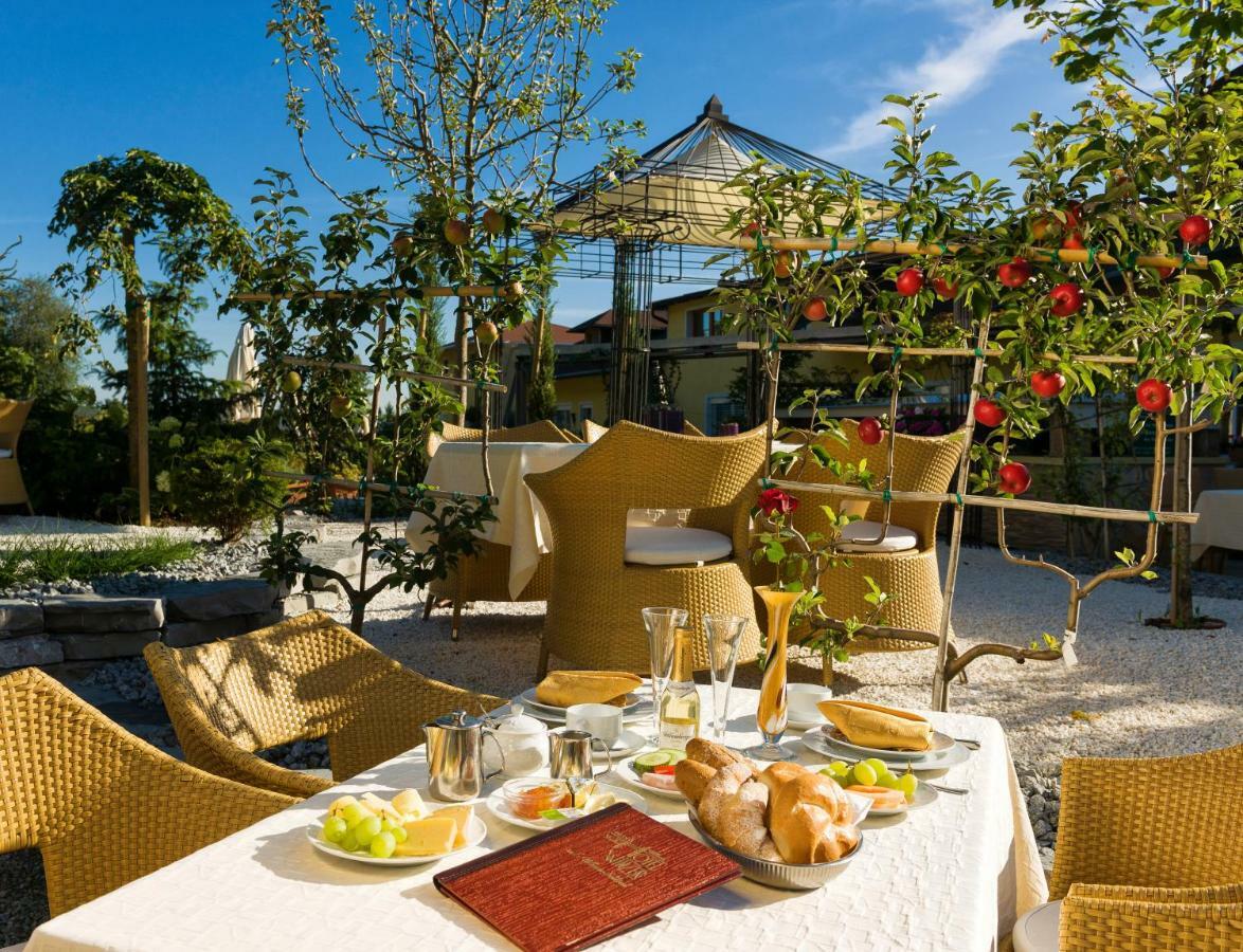 Hotel Winzer Wellness & Kuscheln Sankt Georgen im Attergau Exterior foto
